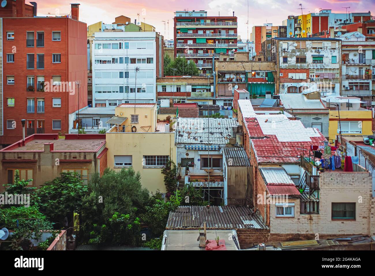 zona residenziale della città di barcellona, con condizioni urbane molto favorevoli, architettura a più livelli nel vecchio quartiere residenziale Foto Stock