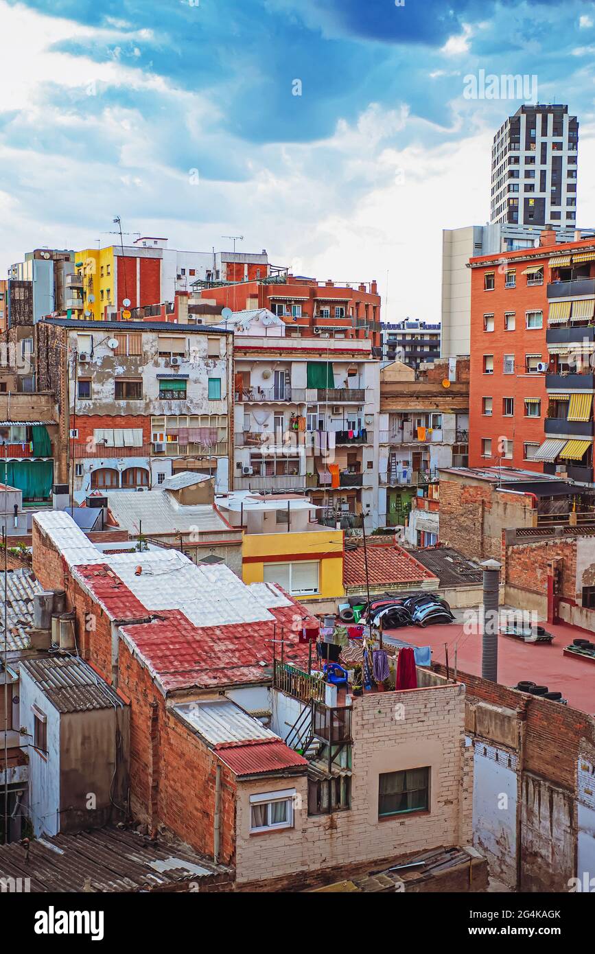 zona residenziale della città di barcellona, con condizioni urbane molto favorevoli, architettura a più livelli nel vecchio quartiere residenziale Foto Stock