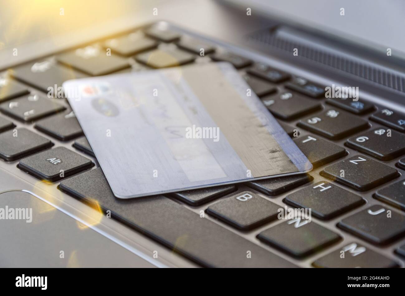 Carta di credito sulla tastiera del computer che simboleggia l'online banking o shopping Foto Stock
