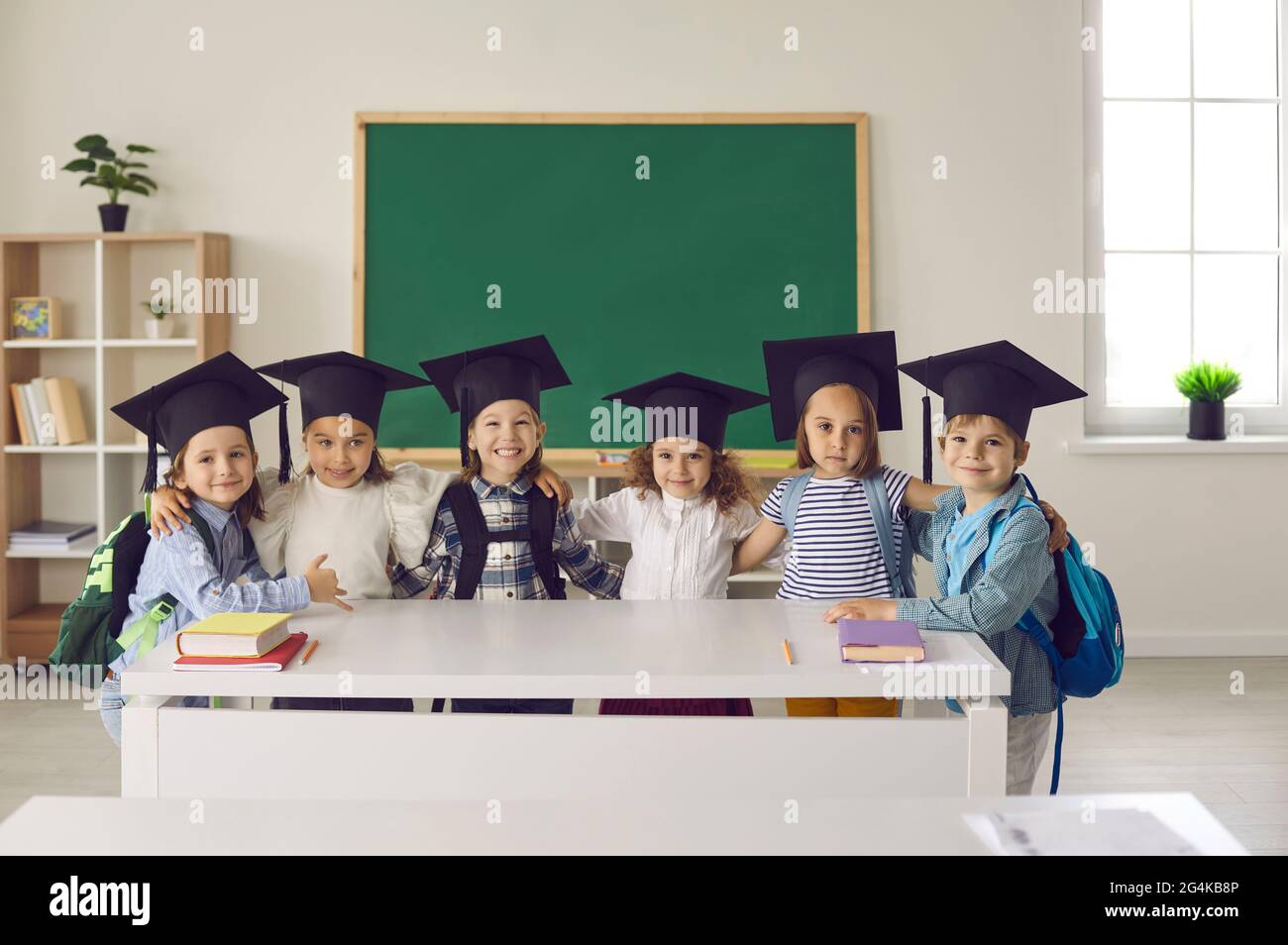 Ritratto di un gruppo di laureati in asilo o classe junior in berretto o mortarboard. Foto Stock