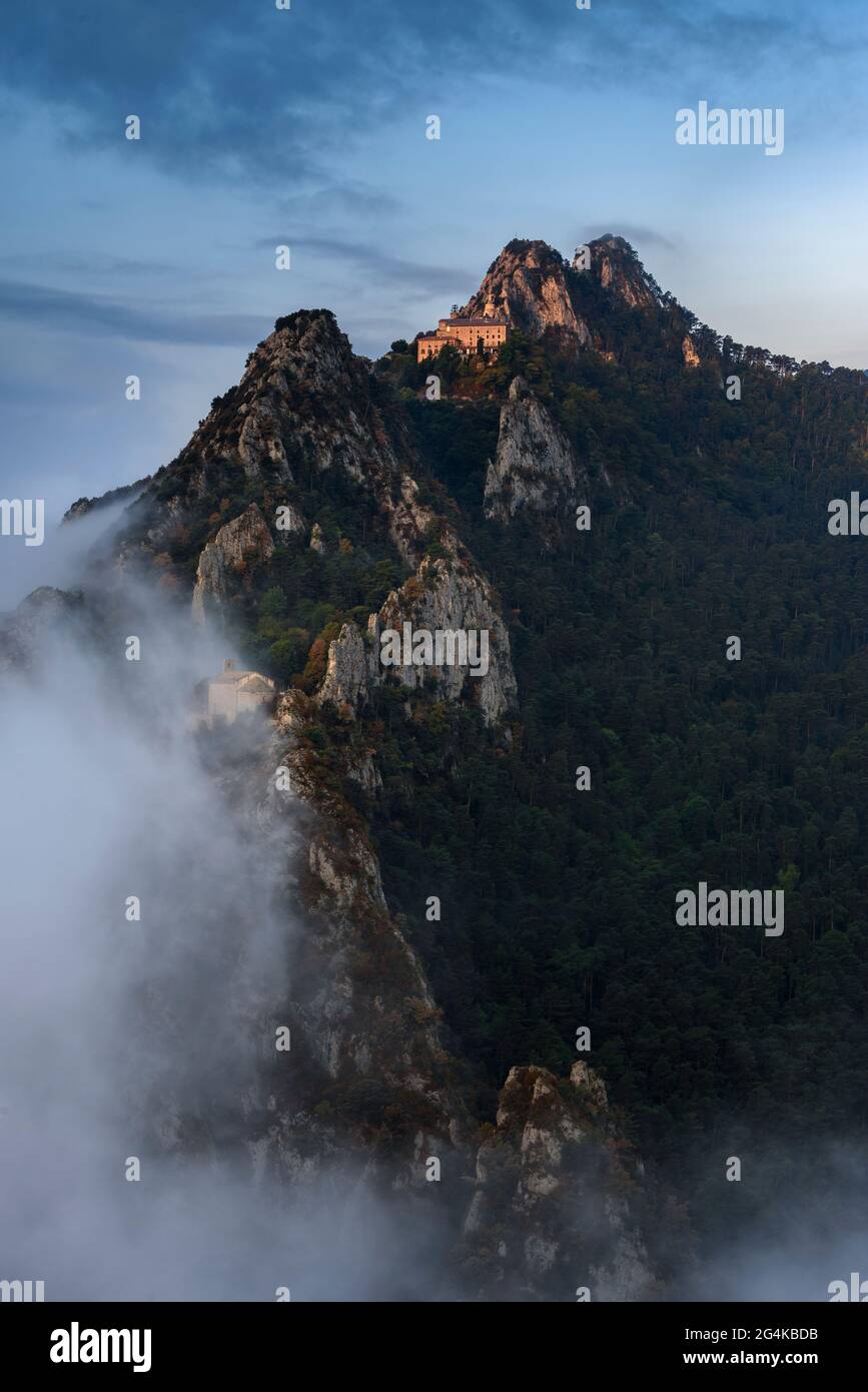 Santuario di Queralt e Eremo di Sant Pere de Madrona all'alba, con nebbia. Vista dalla cima dell'Agulles del Mercadal (Berguedà, Catalogna, Spagna) Foto Stock
