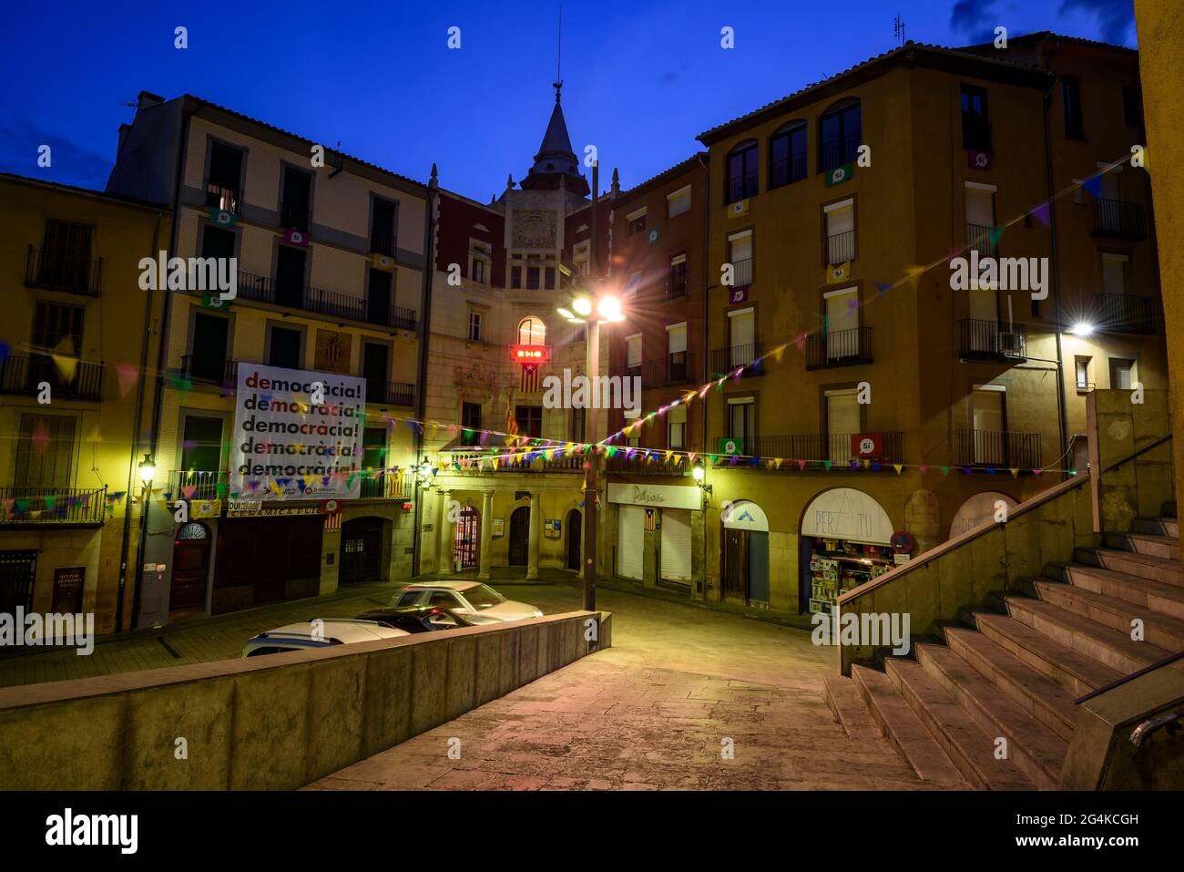 Piazza Sant Pere de Berga al crepuscolo (Berguedà, Barcellona, Catalogna, Spagna) ESP: Plaza de Sant Pere de Berga al anochecer (Berga, Cataluña, España) Foto Stock