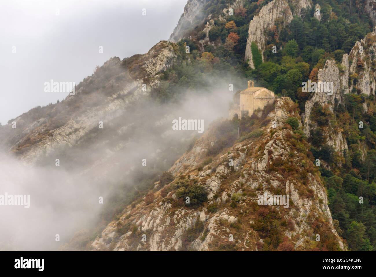 Eremo di Sant Pere de Madrona con nebbia. Vista dalla cima Agulles del Mercadal (Berguedà, Catalogna, Spagna, Pirenei) Foto Stock