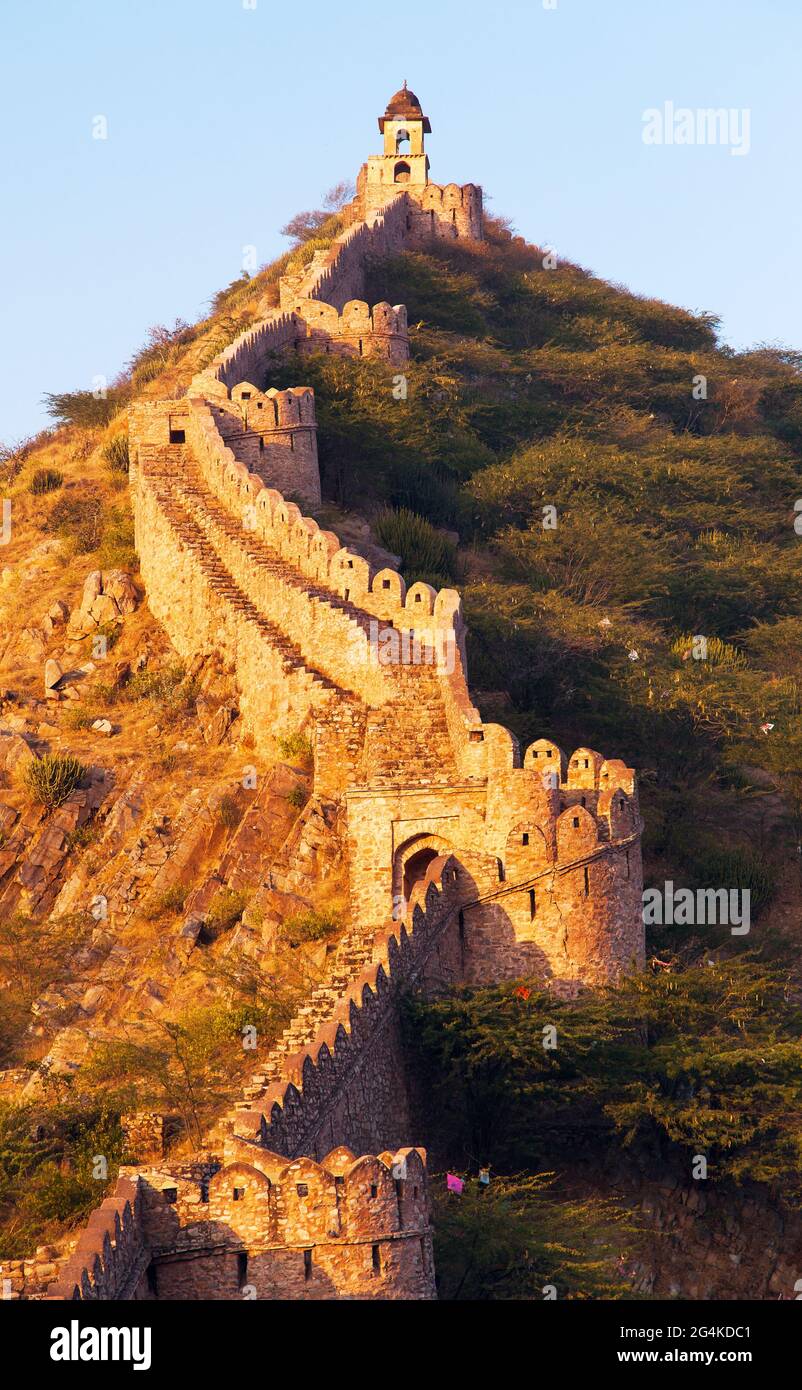 Fortificazione con bastioni di Jaigarh forte e Amer o Amber Città vicino Jaipur città India vista serale Foto Stock