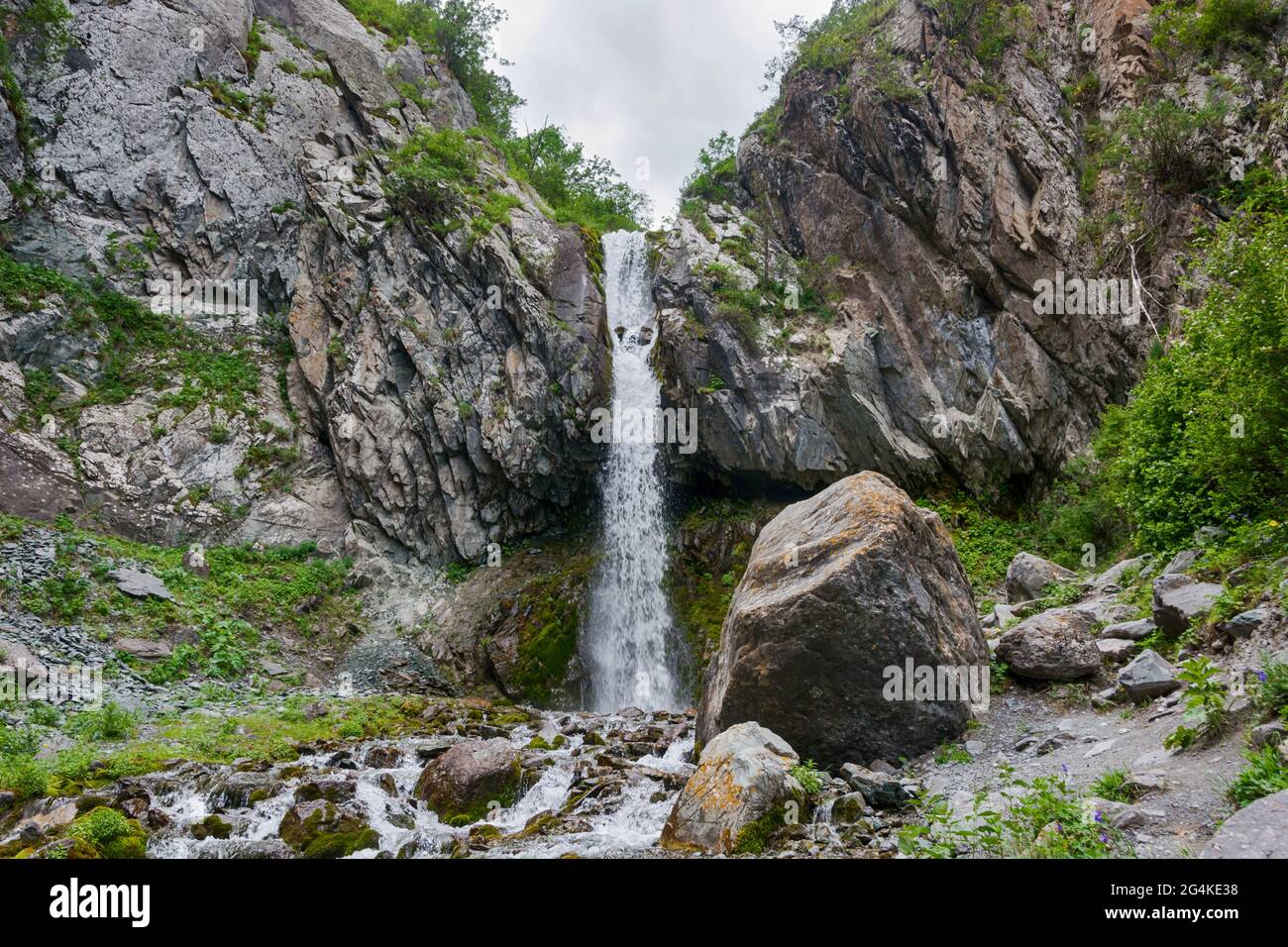 L'acqua di Alamedin cade in estate. Kirghizistan Alatoo, Kirghizistan. Foto Stock
