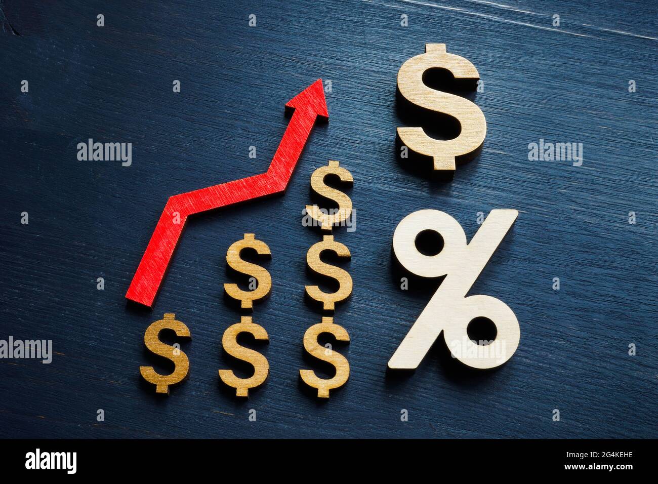 Simboli del dollaro, percentuali di profitto e una freccia. Risparmio e crescita degli investimenti. Foto Stock