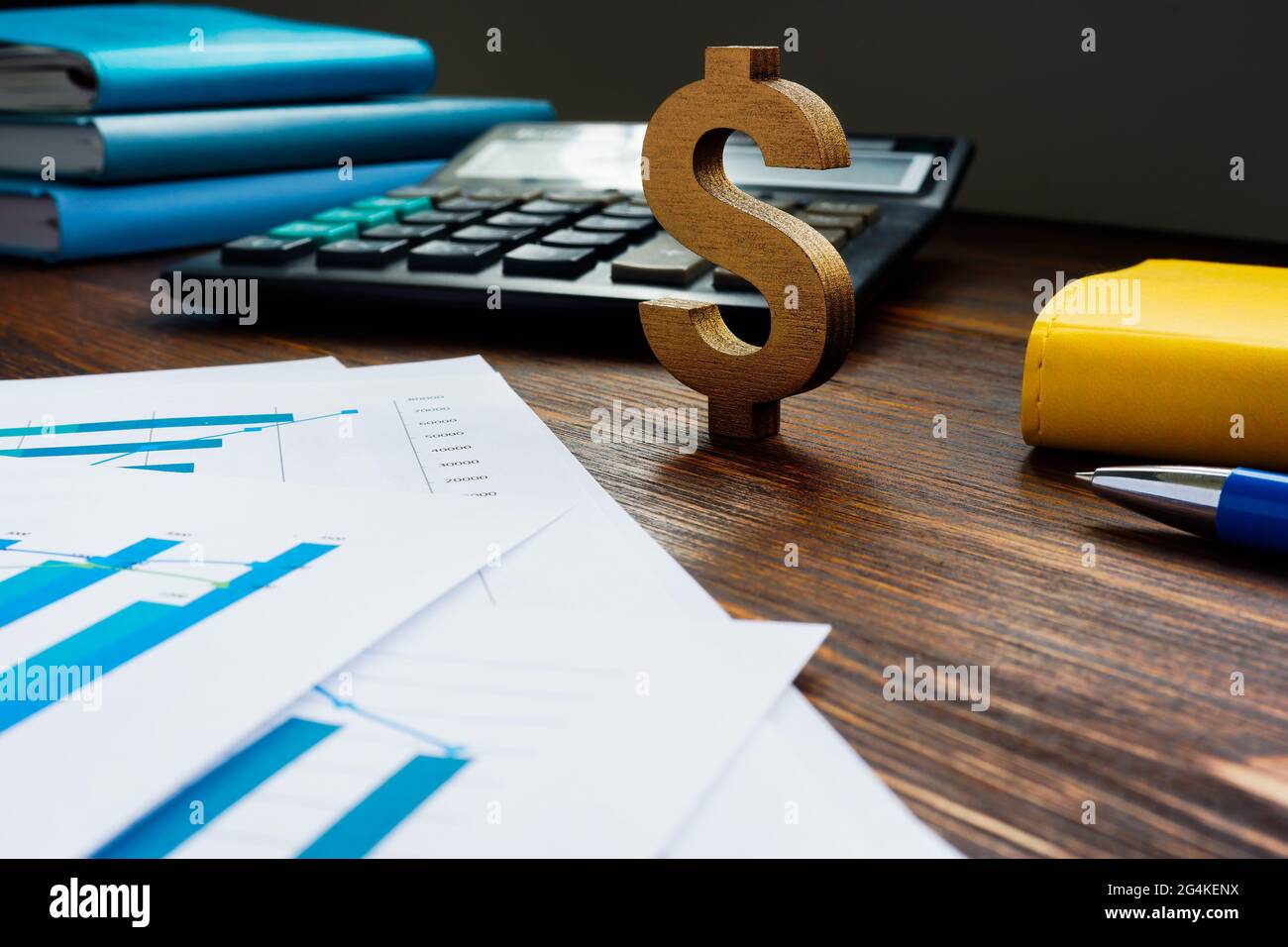 Successo nell'investimento e nel concetto di guadagno. Simbolo del dollaro e rapporto finanziario. Foto Stock