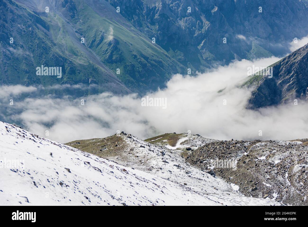 Panorama montano in Kirghizistan. Rocce, neve e pietre in vista valle di montagna. Panorama di montagna. Foto Stock