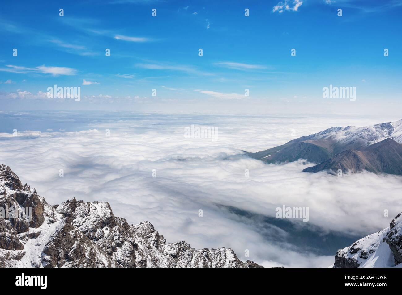 Panorama montano in Kirghizistan. Rocce, neve e pietre in vista valle di montagna. Panorama di montagna. Foto Stock