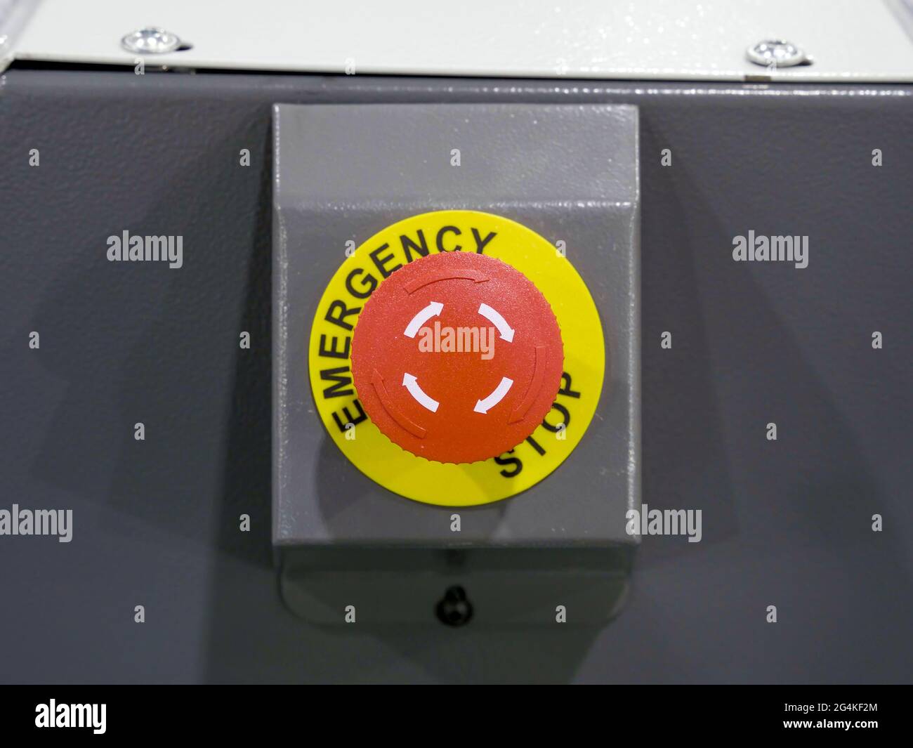 Pulsante rosso arresto di emergenza su apparecchiature industriali. Concetto di terminazione e arresto. Foto Stock