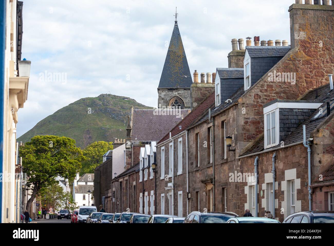 Victoria Road con la Legge sullo sfondo, North Berwick, Scozia Foto Stock
