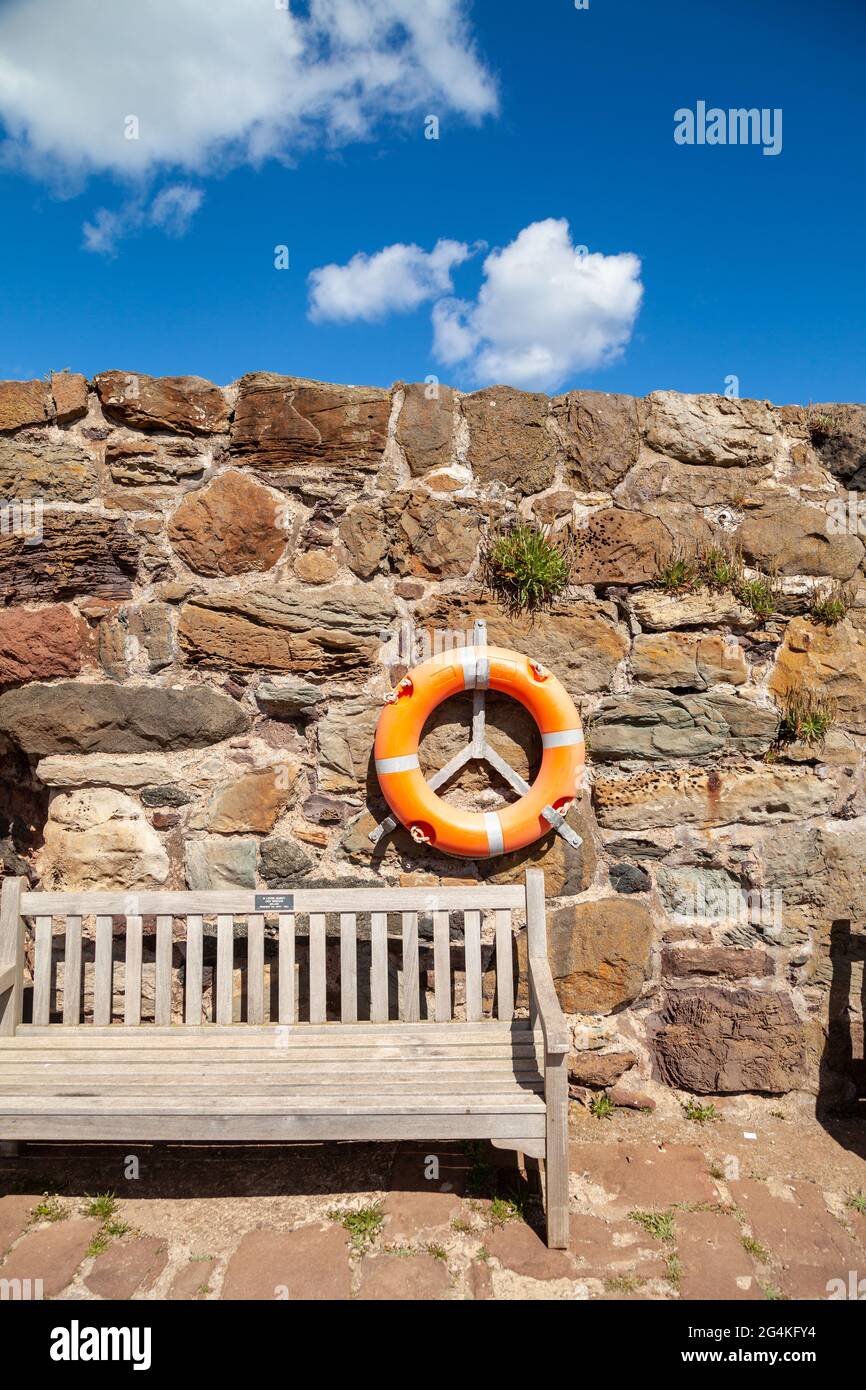 Panchine pubbliche a North Berwick Harbour Foto Stock