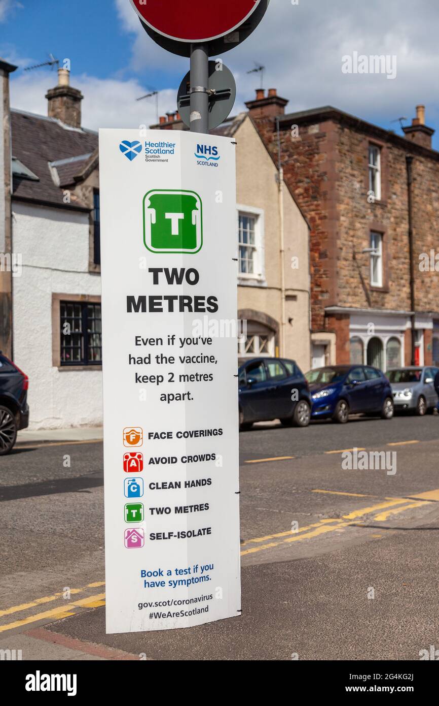 Un segno nella strada alta di North berwick che ricorda la gente alla distanza sociale Foto Stock