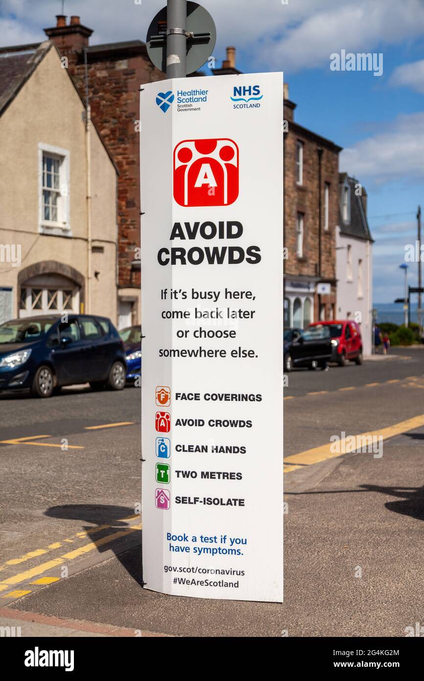 Un segno nella strada alta di North berwick che ricorda la gente alla distanza sociale Foto Stock
