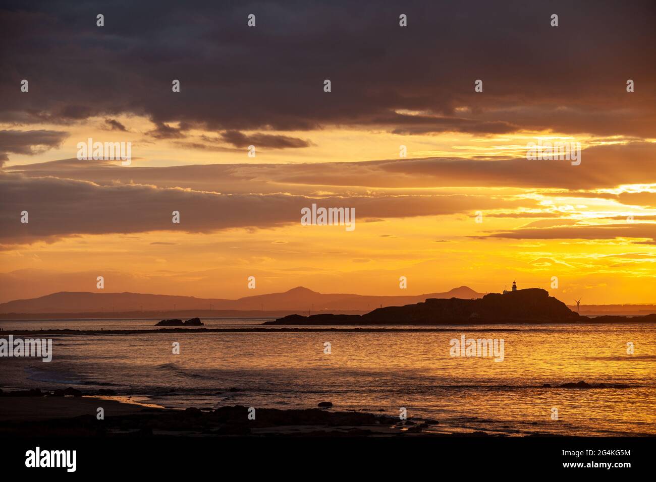 Un bellissimo tramonto sull'isola di Fidra, a nord di Berwick, Scozia Foto Stock