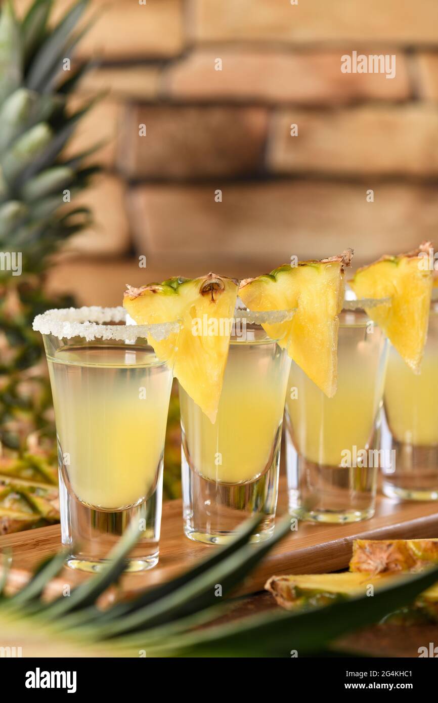 Doppio shot di tequila tropicale con succo di ananas. Questo sarà sicuramente un grande party per il Cinco de Mayo! Foto Stock
