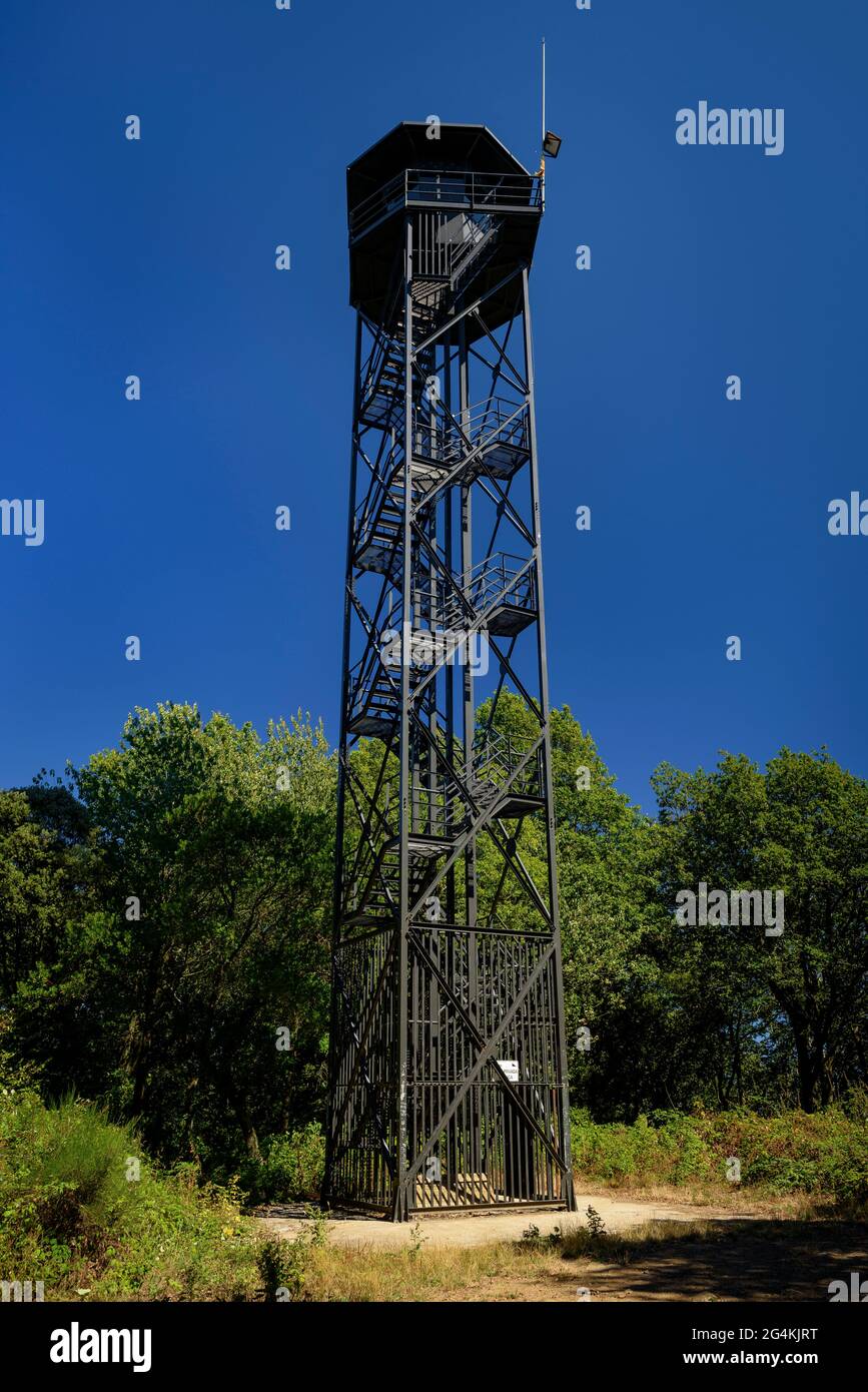 Torre di guardia sulla vetta del Turó Gros, nel Parco Naturale di Montnegre Corredor (Barcellona, Catalogna, Spagna) ESP: Torre de vigilancia en el Turó Gros Foto Stock