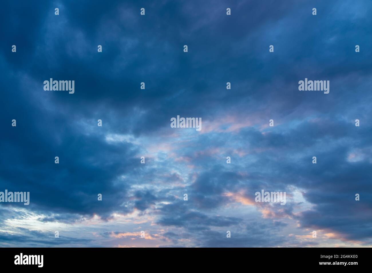 Bel cielo con nuvole all'ora blu, rimpiazzamento del cielo, sfondo della natura Foto Stock