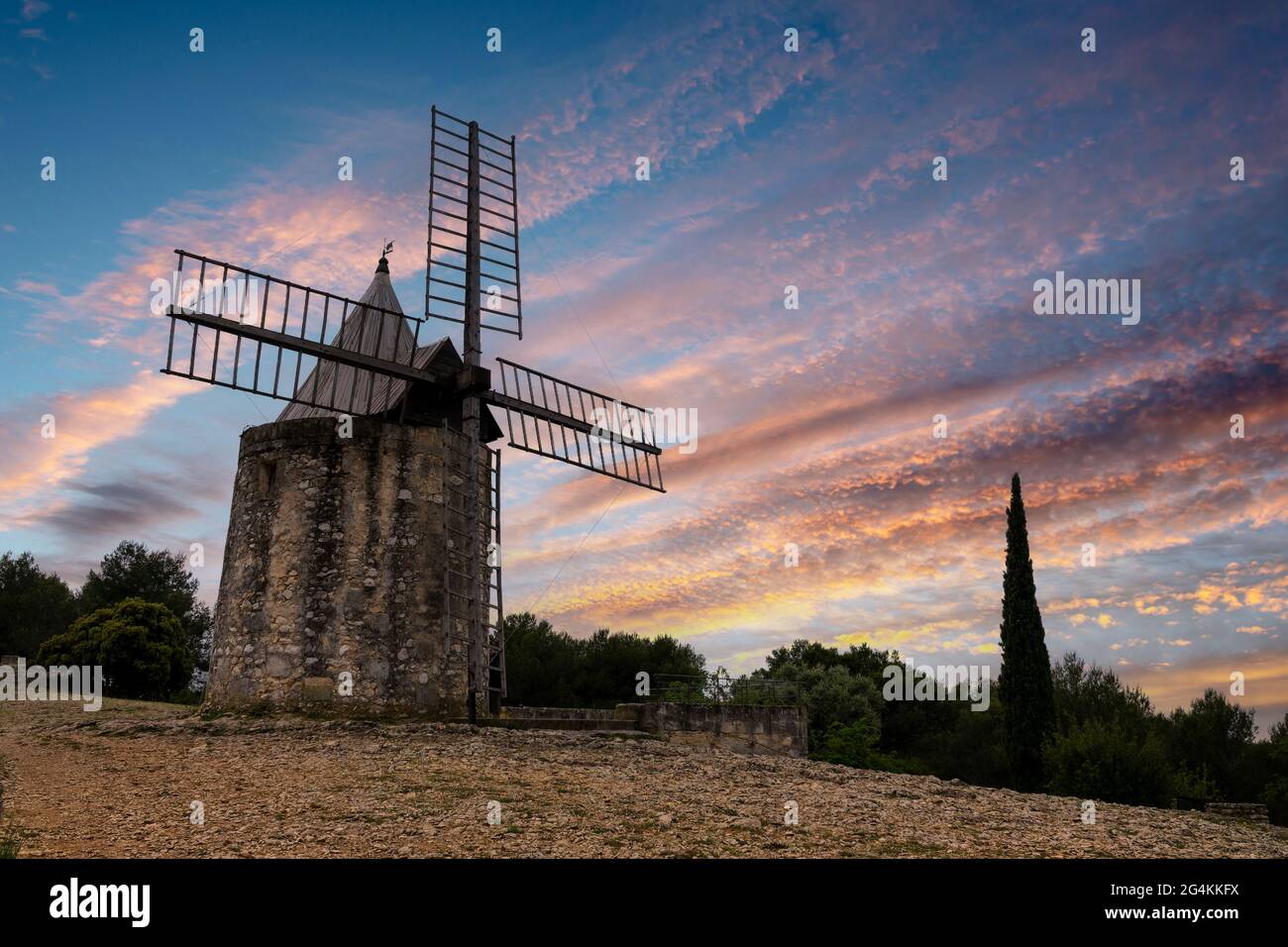 Antico mulino a vento (noto come 'moulin de Daudet') al tramonto vicino Fontvieille, Provenza, Francia Foto Stock