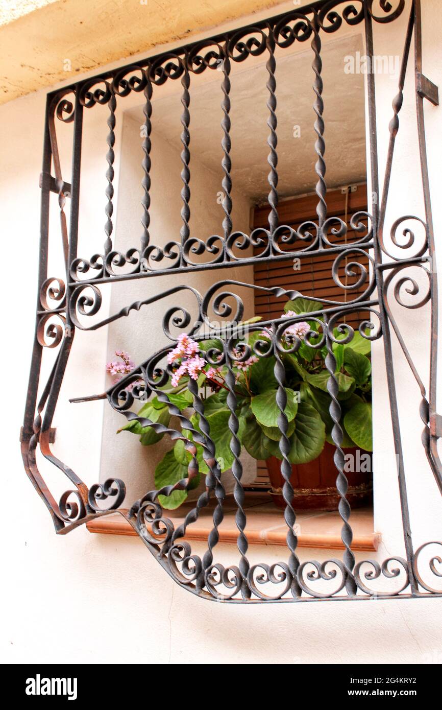 Recinzione forzata e danneggiata da tentativi di rapina nella finestra della casa Foto Stock