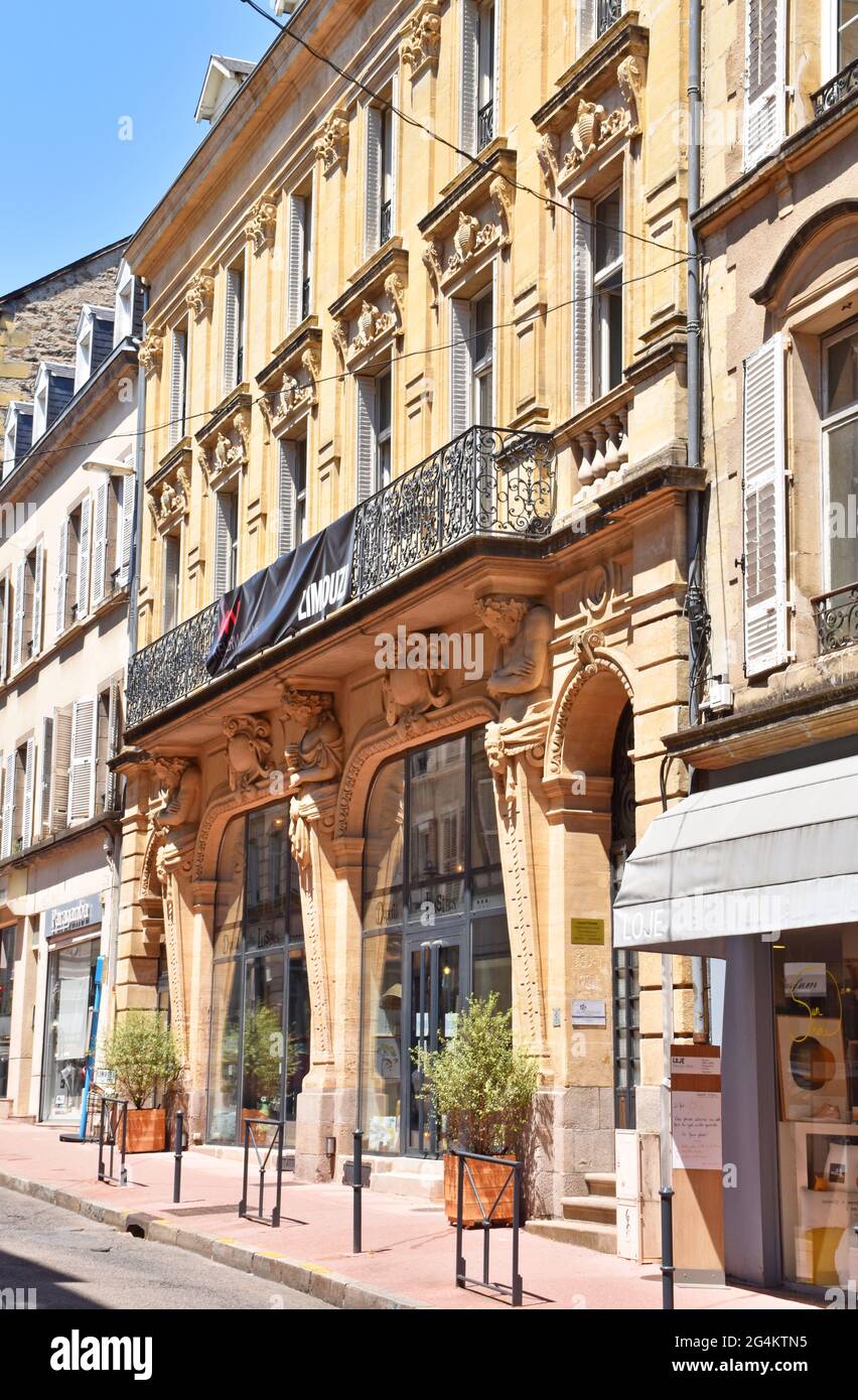 Un favoloso edificio Belle Epoque di pietra calcarea color crema a Limoges, Francia, con appartamenti sopra showroom con finestre a doppia altezza con pareti in ferro Foto Stock