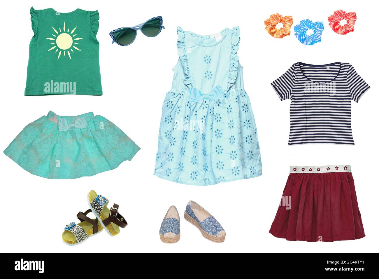Collage set di vestiti estivi bambina isolato su uno sfondo bianco. La  collezione di un abito blu, due gonne, scarpe e camicie e altri accessori  Foto stock - Alamy