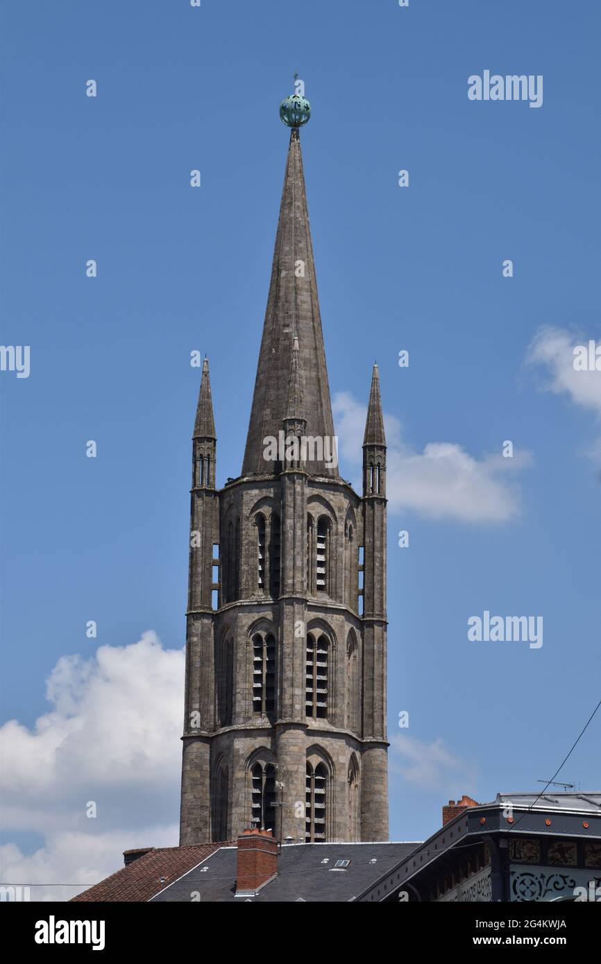 La torre e la guglia della chiesa di St Michel-des-Lions, in stile gotico Limousin, ricostruita dopo un incendio nel 1810, con la sua palla di rame di 2 m di diametro. Foto Stock