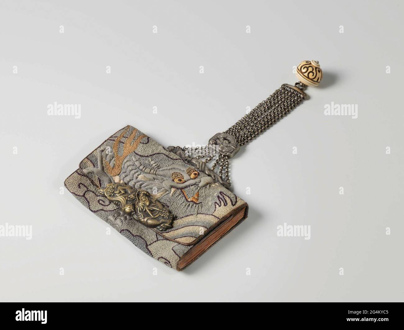 . Custodia in cuoio, decorata con un drago ricamato; serratura in ottone a forma di drago; nella cassa una da sette corde costituite (argento?) Catena con due maglie di collegamento larghe (sotto forma di draghi) e un bottone a forma di osso rotondo. Foto Stock