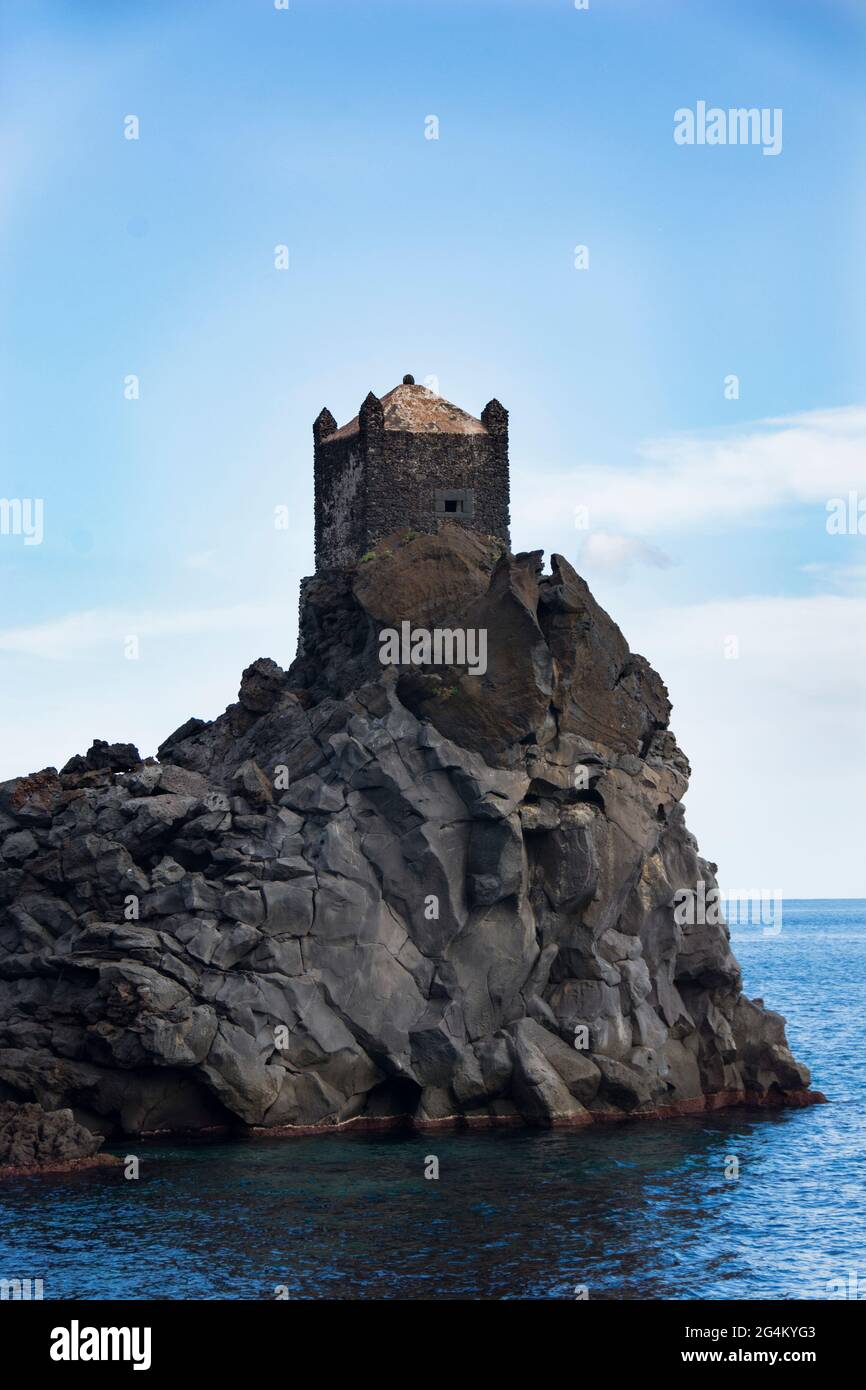 Antica torre di guardia in pietra lavica, Pennisi, Sicilia, Italia, Europa Foto Stock