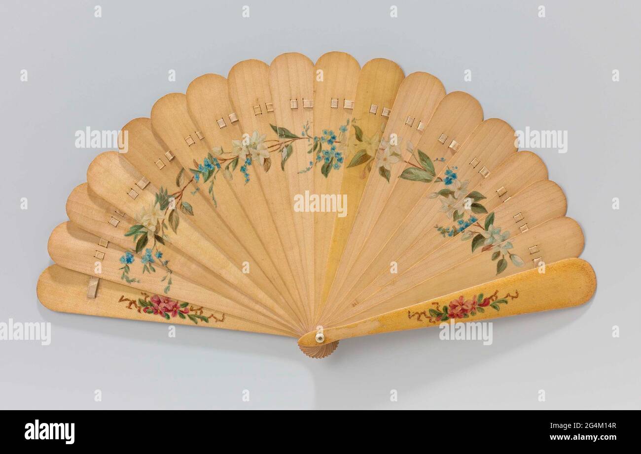 . Brisé gamma di legno, verniciato con fiori e verniciato. Modello: Sedici, dall'alto gambe arrotondate, collegate da un nastro di moire giallo. Mandrino con tappo in avorio. Pittura: Fronte: Fiori d'arancio e graffette dimenticate-me-poste in un arco, tra Alpen Rose. Dorso: Una ciotola di rose alpine. Foto Stock