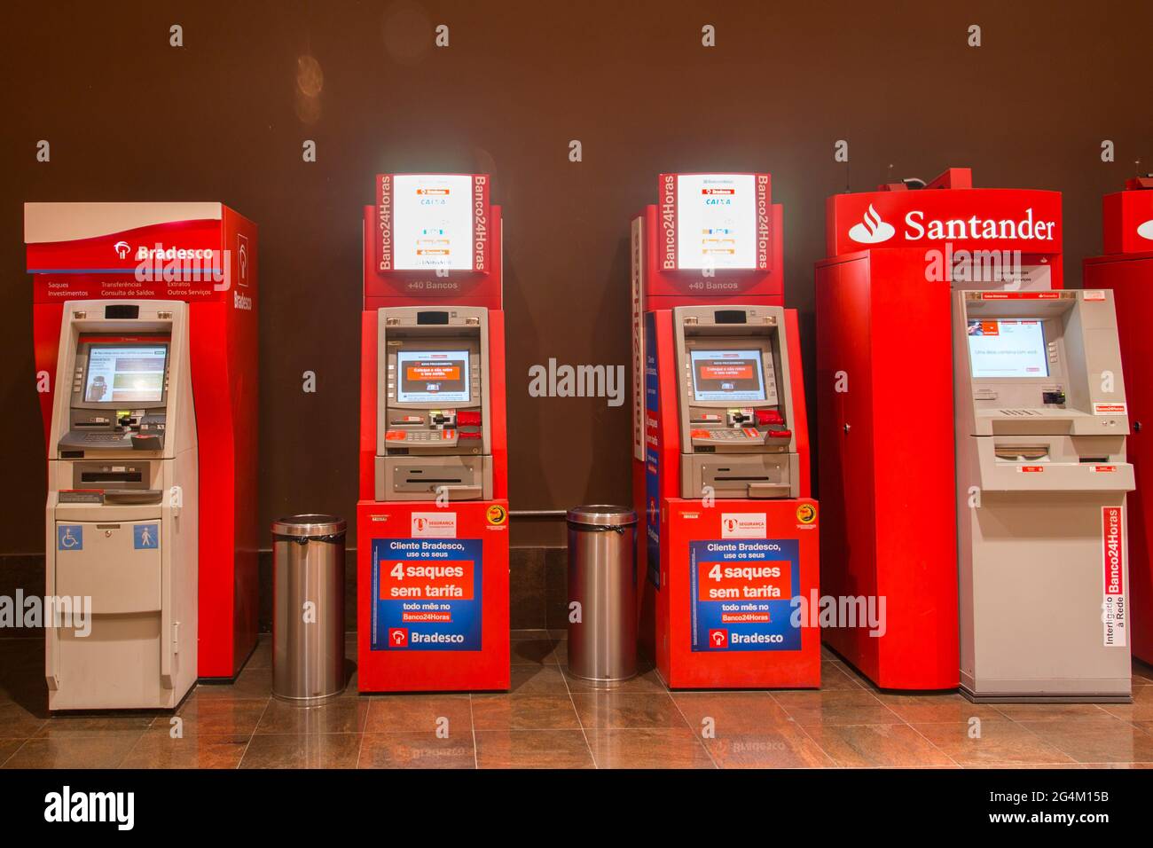 Servizio di bancomat offerto in un centro commerciale. Foto Stock