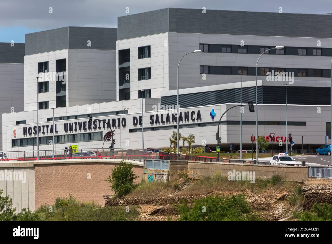 Salamanca / Spagna - 05 12 2021: Vista esterna dell'edificio dell'Ospedale Universitario di Salamanca, ingresso esterno per emergenze Foto Stock