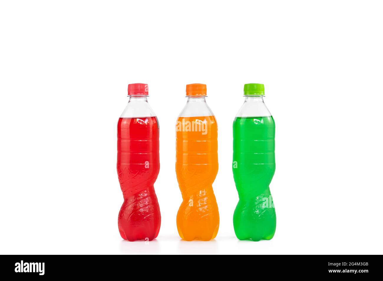 Colori colorati rosso arancio e verde bevande in una bottiglia di plastica isolata su sfondo bianco. Foto Stock