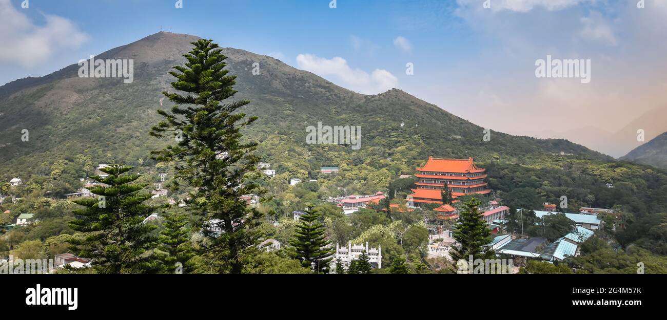 Paesaggio panoramico con il Monastero di po Lin a Ngong Ping, situato nella parte occidentale dell'isola di Lantau, Hong Kong. Foto Stock
