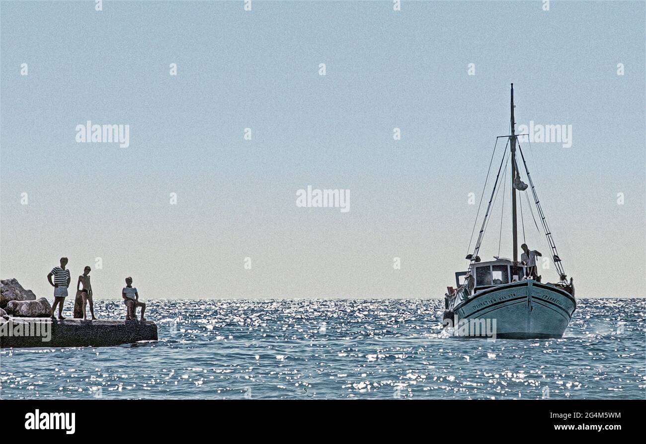 Immagine scansionata di una barca che arriva al porto nella piccola isola di Pserimos, al largo di Kos, il locale schierarsi per acquistare le loro disposizioni circa 1984 a ph Foto Stock