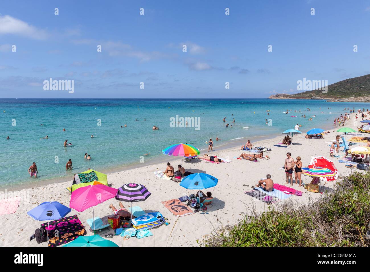 Ghjunchitu spiaggia in un pomeriggio estivo. Vicino Calvi, Corsica, Francia Foto Stock