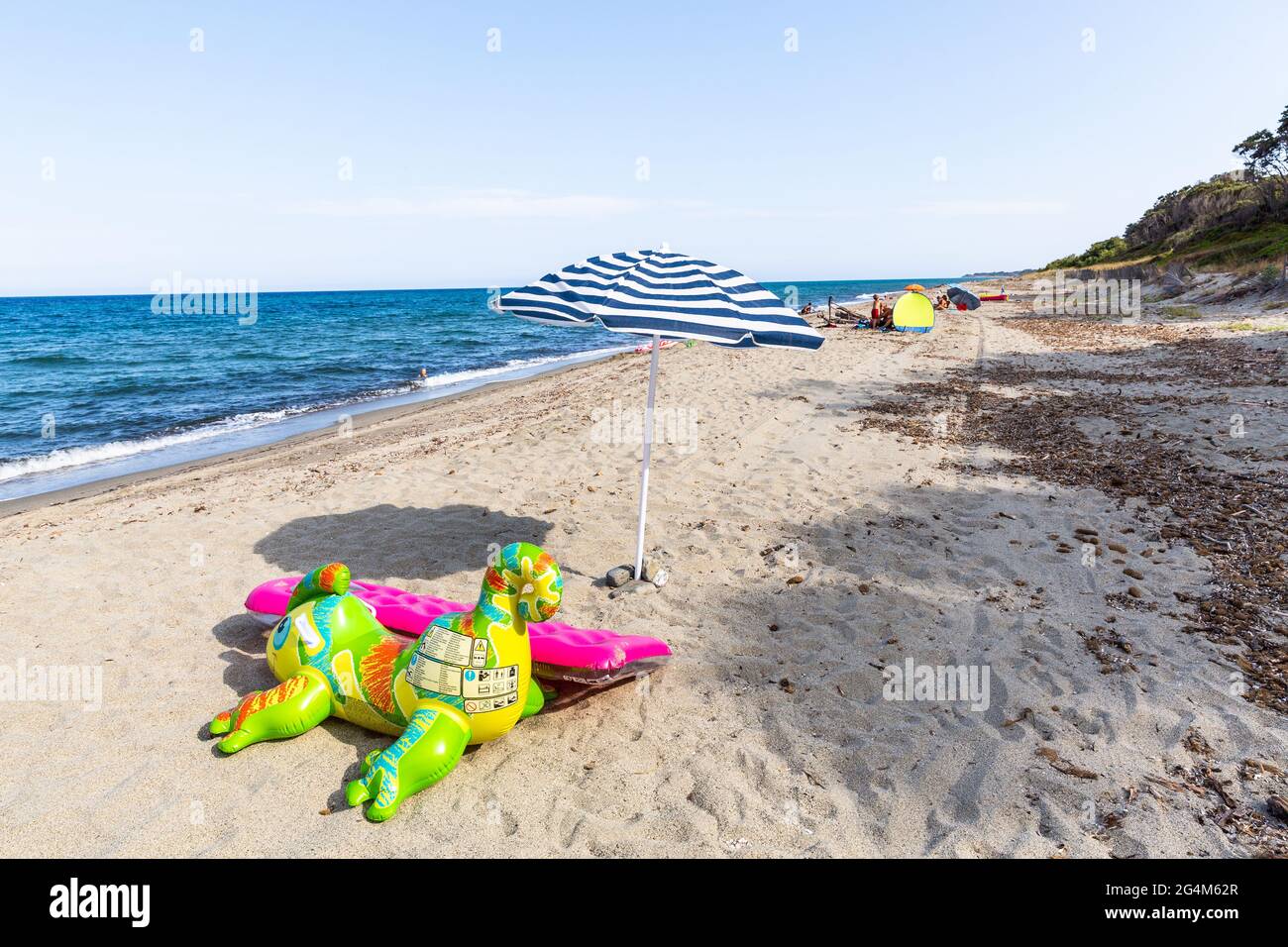 Palloncino animale e materasso gonfiabile sulla spiaggia Prunete, Corsica, Francia Foto Stock