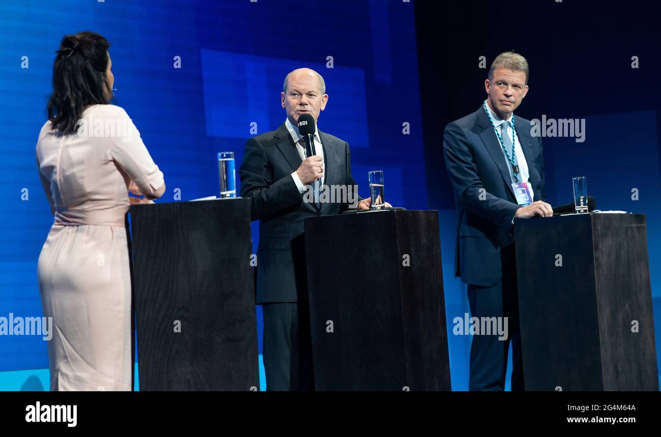 Berlino, Germania. 22 Giugno 2021. OLAF Scholz (M, SPD), Ministro federale delle finanze, e Christian Sewing, CEO di Deutsche Bank, discutono alla Giornata tedesca dell'industria della Federazione delle industrie tedesche (BDI) con il moderatore Isabelle Körner (l). L'evento di tre giorni si terrà quest'anno come conferenza ibrida. Credit: Bernd von Jutrczenka/dpa/Alamy Live News Foto Stock