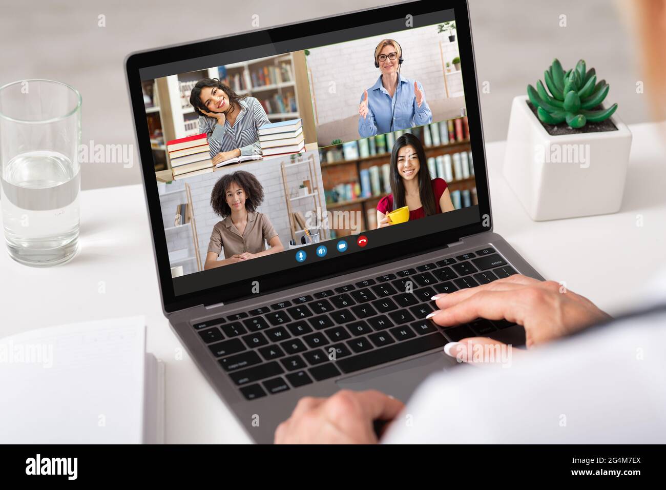 Nuovo normale, conferenza online, studio, formazione, riunione remota, dispositivo moderno Foto Stock