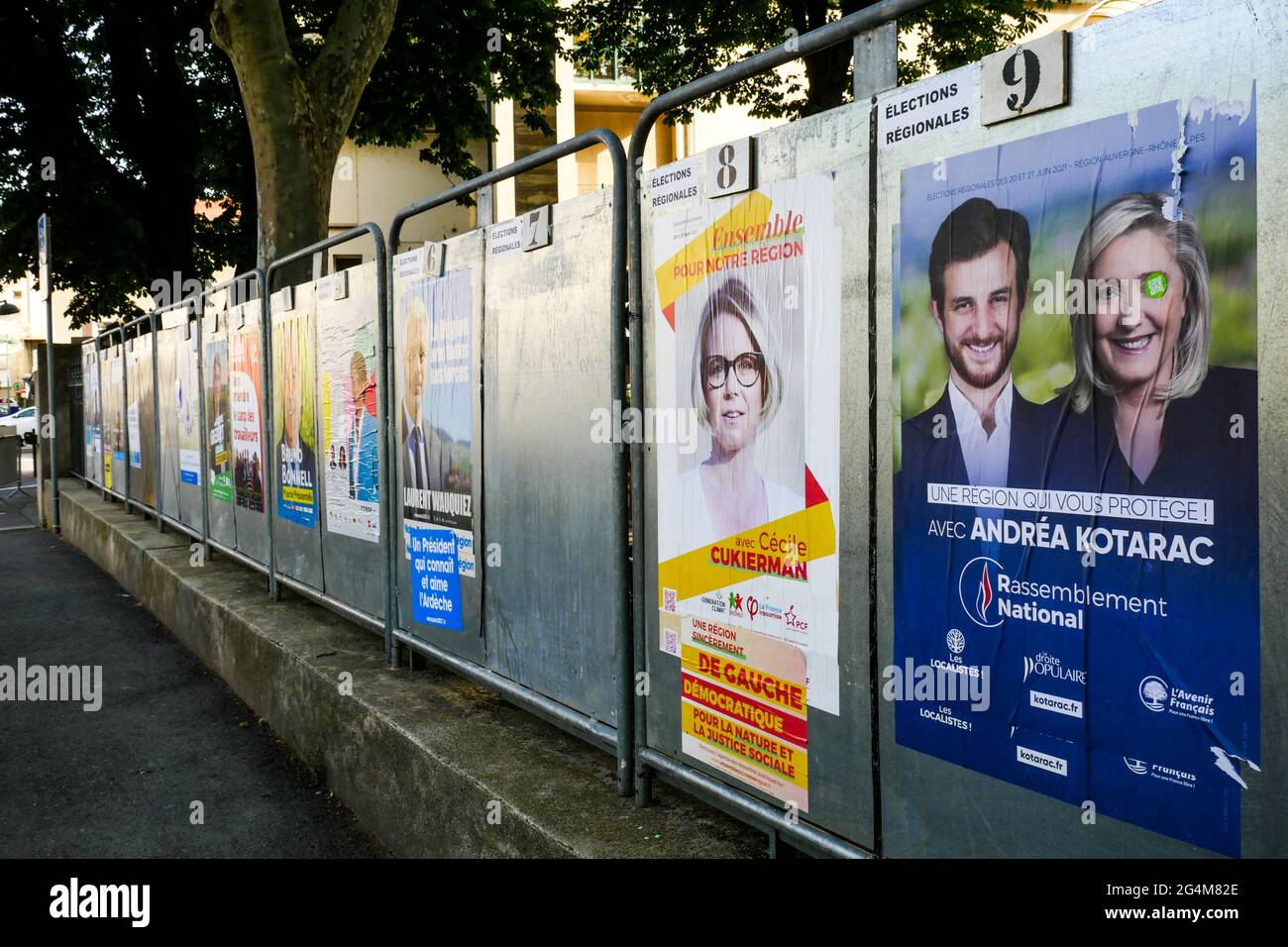 Pannels elettorali per le elezioni regionali e dipartimentali, Tournon-sur-Rhône, Ardèche, AURA Regione, Francia Foto Stock