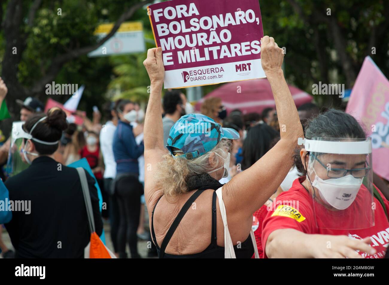 America del Sud - 19 giugno 2021: La gente scese per le strade di Rio de Janeiro per protestare contro l'amministrazione del presidente brasiliano Jair Bolsonaro. Foto Stock