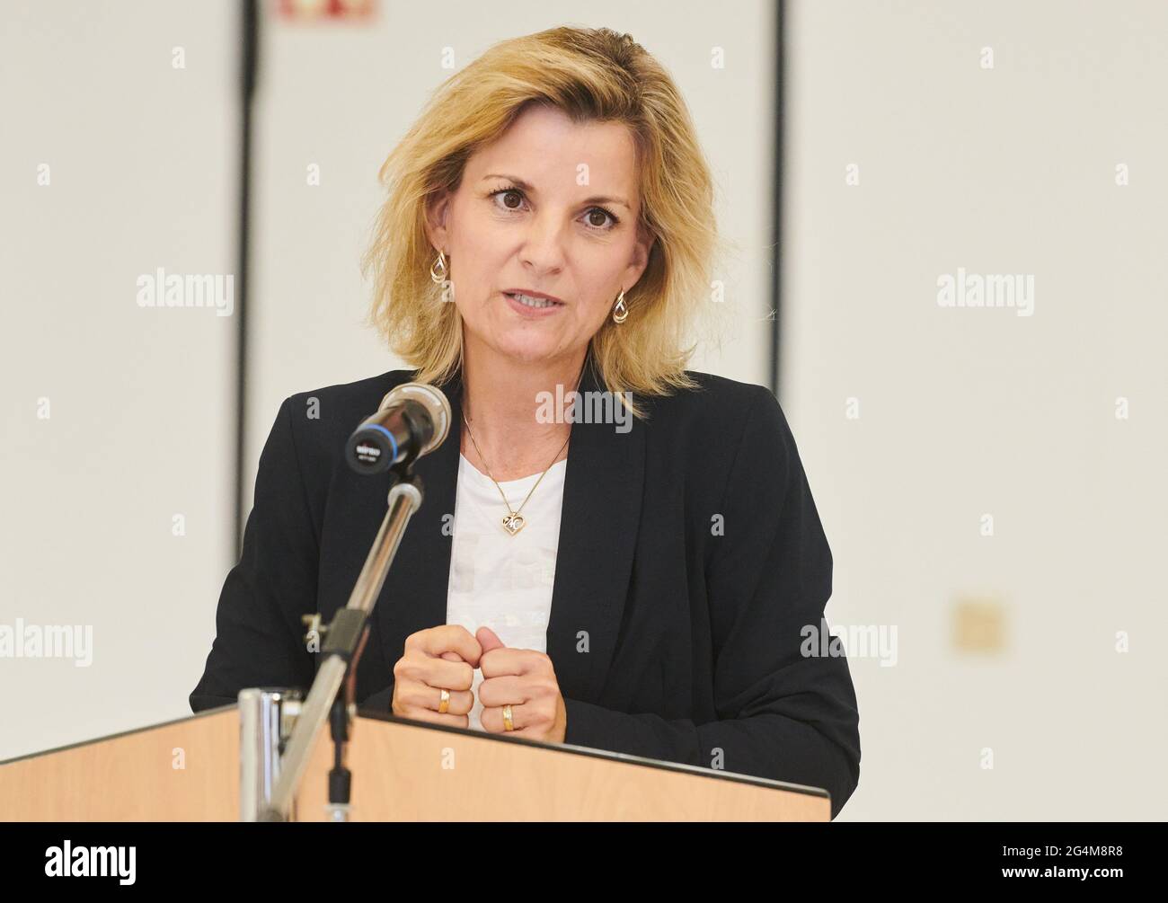 Berlino, Germania. 22 Giugno 2021. Daniela Ludwig (CSU), Commissario per la droga del governo federale, parla durante il suo soggiorno a Vivantes Klinikum Neukölln. Dato che sostiene intensamente i fumatori in uscita, il Vivantes Klinikum Berlin-Neukölln ha ricevuto ancora una volta un premio. La casa ha ricevuto il certificato d'argento della rete tedesca di ospedali e strutture sanitarie senza fumo (DNRfK) per altri tre anni. Credit: Annette Riedl/dpa/Alamy Live News Foto Stock