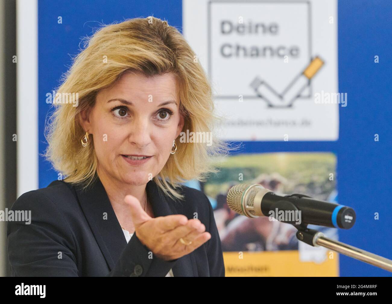 Berlino, Germania. 22 Giugno 2021. Daniela Ludwig (CSU), Commissario per la droga del governo federale, parla durante il suo soggiorno a Vivantes Klinikum Neukölln. Dato che sostiene intensamente i fumatori in uscita, il Vivantes Klinikum Berlin-Neukölln ha ricevuto ancora una volta un premio. La casa ha ricevuto il certificato d'argento della rete tedesca di ospedali e strutture sanitarie senza fumo (DNRfK) per altri tre anni. Credit: Annette Riedl/dpa/Alamy Live News Foto Stock