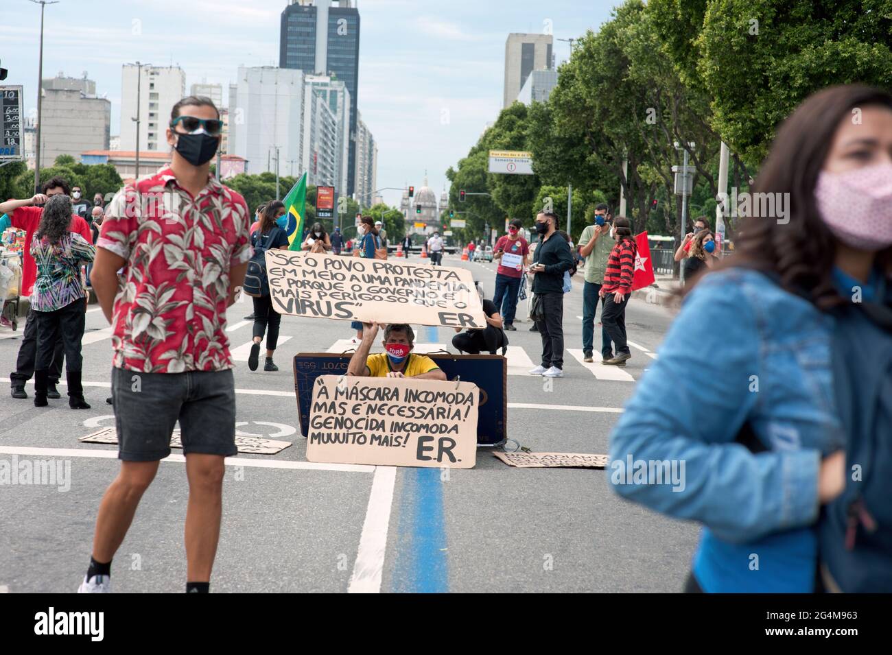 19 giugno 2021: I manifestanti brasiliani hanno marciato attraverso il cuore di Rio de Janeiro per dire al presidente di estrema destra, Jair Bolsonaro, che lo vogliono uscire. Foto Stock
