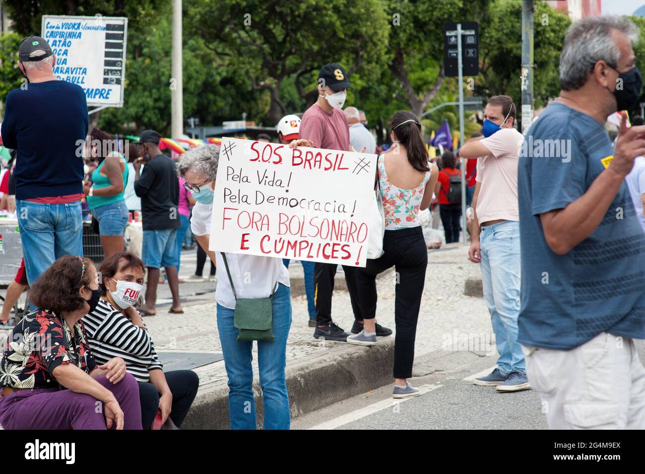 Brasile, Rio de Janeiro - 19 giugno 2021: I manifestanti anti anti-Bolsonaro hanno criticato il governo per aver dato la possibilità di acquistare i vaccini in precedenza. Foto Stock