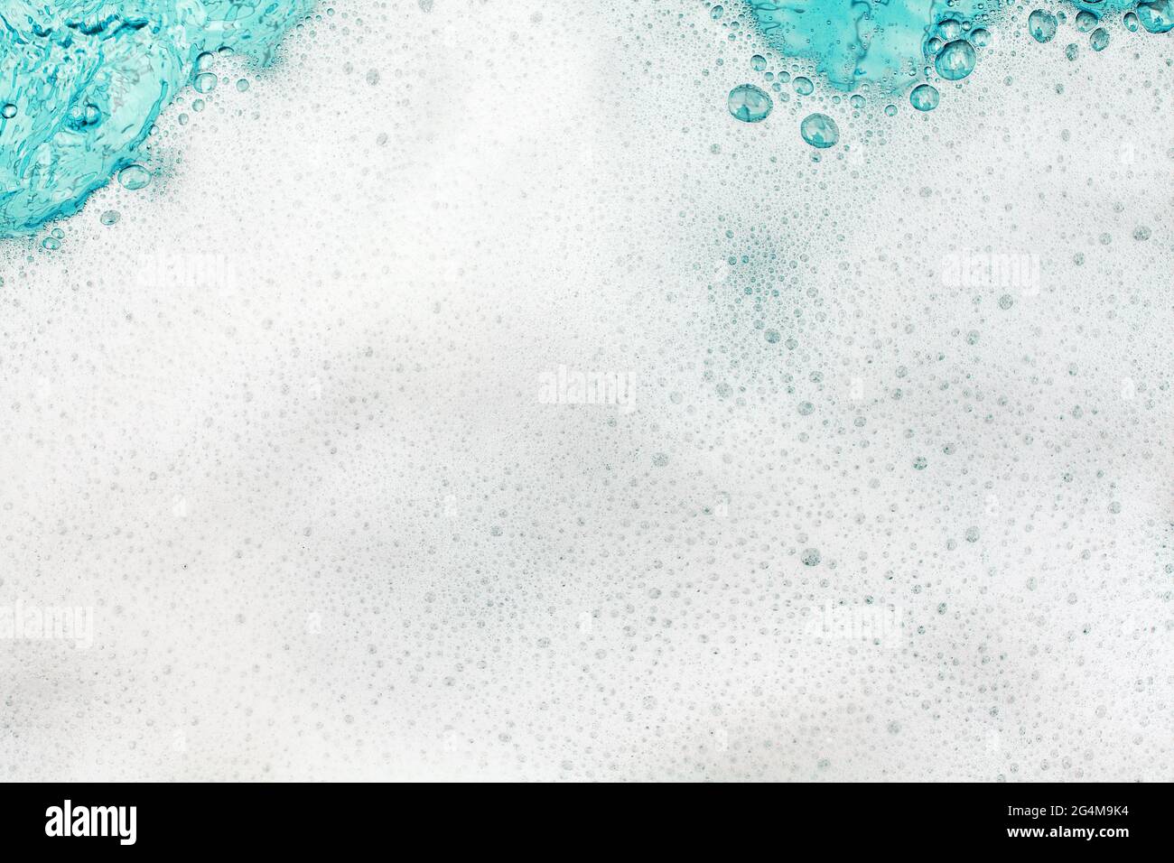 Schiuma bianca blu fondo acqua closeup, mare o oceano schiuma forma onda,  schiuma schiuma forma, schiuma di schiuma sfondo, sapone schiuma fondo,  sapone pulizia superficie di laccio Foto stock - Alamy