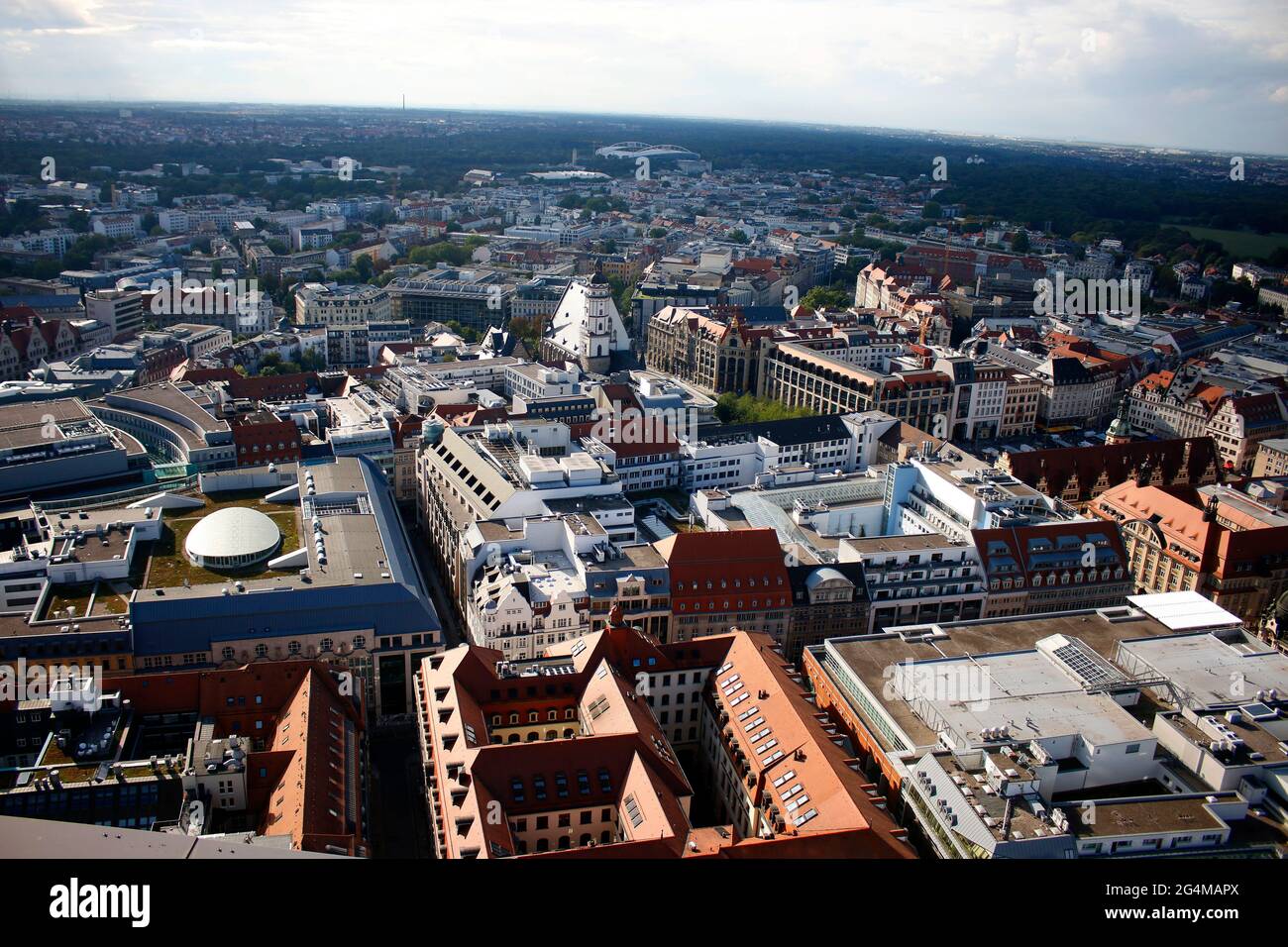Impressionen: Die Leipziger Skyline vom City Hochhaus ('Backenzahn') aus gesehen, Leipzig (nur fuer redaktionelle Verwendung. Keine Werbung. Referenz Foto Stock