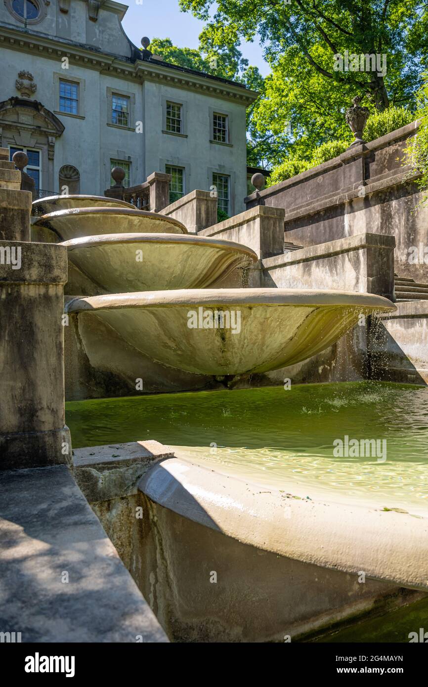 Fontane a cascata presso lo storico Swan House Mansion, la casa degli anni '20 di Edward e Emily Inman, a Buckhead, Atlanta, Georgia. (STATI UNITI) Foto Stock