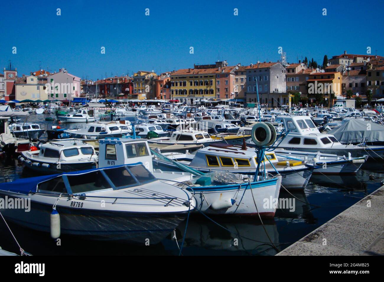 Croazia, Rovigno con le tipiche facciate colorate della casa. Rovigno. Vista sul porto verso la città idilliaca Foto Stock