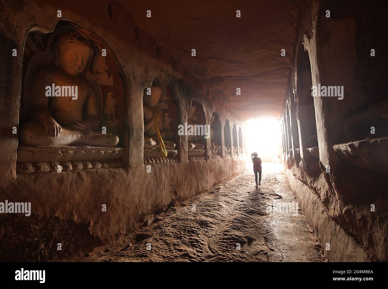 Wangye, Cina. 22 Giugno 2021. I turisti visitano le Grotte del Tempio vicino a Wangye, nella provincia nord-occidentale di Gansu, domenica 20 giugno 2021. L'antico tempio è un sito buddista tibetano protetto. Il turismo nella provincia di Gansu, il settimo distretto amministrativo più grande della Cina, rappresenta quasi la metà delle entrate annuali della provincia, pur rimanendo una delle province più povere del paese. Foto di Stephen Shaver/UPI Credit: UPI/Alamy Live News Foto Stock